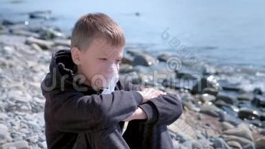 肖像儿童男孩使用<strong>雾化吸入</strong>面罩治疗哮喘海边。